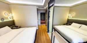 Postel nebo postele na pokoji v ubytování Theodosius Hotel