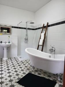Ένα μπάνιο στο Wohnung am Marbach Stausee