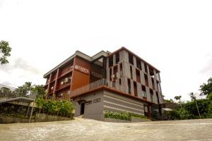 OttappālamSahya Regency的建筑前的建筑物