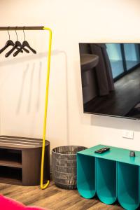 a yellow pole next to a table and a tv at claybed chiangrai in Ban San Ton Ko (1) +27 photos