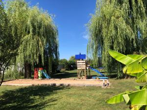 Vonkajšia záhrada v ubytovaní Parc de la Charmille