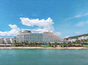 um grande hotel na praia junto ao oceano em Seashells Phu Quoc Hotel & Spa em Duong Dong