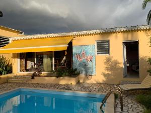 una casa con una piscina di fronte di Ti Coin Les Coraux a La Saline Le Bains