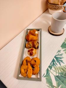 una bandeja de comida frita en una mesa en B&B Comfort Room 93, en Benevento