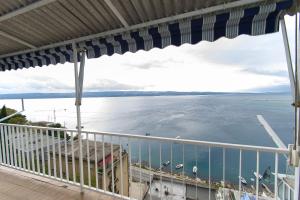 vistas al agua desde el balcón de un crucero en Sunny Apartment, en Omiš