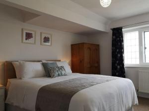 ein Schlafzimmer mit einem großen Bett und einem Fenster in der Unterkunft The Rafters Bank House Stunning Apartment in Millom