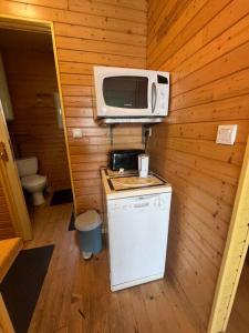 Kuchyň nebo kuchyňský kout v ubytování Chalet les pieds dans l'eau