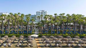 Um jardim em The GrandResort - Limited Edition by Leonardo Hotels