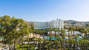 A piscina localizada em The GrandResort - Limited Edition by Leonardo Hotels ou nos arredores