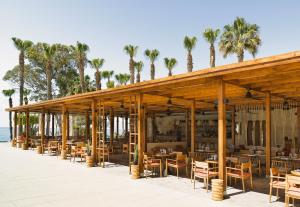 Um restaurante ou outro lugar para comer em The GrandResort - Limited Edition by Leonardo Hotels