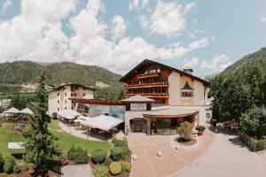 an aerial view of a building with a courtyard at miaflor Familien- & Aktivresort in Ried im Oberinntal