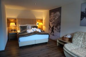 Łóżko lub łóżka w pokoju w obiekcie Hotel Alpenkönigin - Sommer Silvretta Premium Card inklusive
