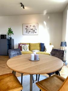 ein Wohnzimmer mit Tisch und Couch in der Unterkunft 5 Sterne Apartment, Nähe Flughafen Berlin, WLAN in Schönefeld + 4 Fotos