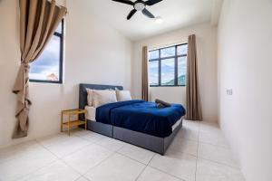 Ένα ή περισσότερα κρεβάτια σε δωμάτιο στο The Sun Executive #BayanLepas #QueensbayMall #8