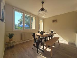a dining room with a table and chairs and a window at #L'Instant#Terrasse #Thiers# in Thiers