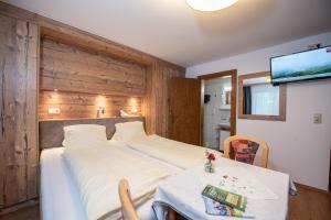 TV a/nebo společenská místnost v ubytování Haus Scharler, Talstation