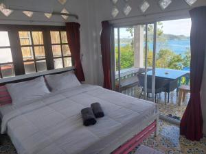 Ένα ή περισσότερα κρεβάτια σε δωμάτιο στο Magic View Apartments Koh Tao