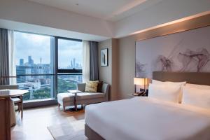 Postel nebo postele na pokoji v ubytování Guangzhou Pazhou LN DongFang Hotel-Free shuttle between hotel and Exhibition Center during Canton Fair & Exhibitor Registration Counter