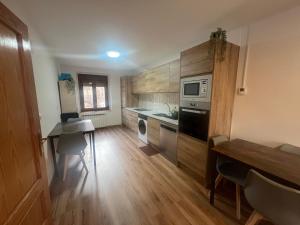 Kuchyň nebo kuchyňský kout v ubytování Casa en Rabanera del Pinar