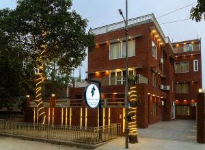 大诺伊达Sandane Homes的前面有路牌的建筑物