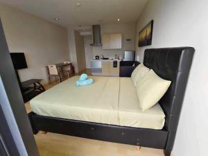マニラにあるStaycation Fully Furnishedのベッドルーム1室(青い動物のベッド1台付)