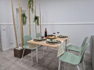 a dining room with a table with chairs and wine glasses at Pêra Holiday House in Pêra +9 photos