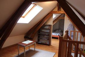 a attic room with a bed and a window at Maison avec cour fermée in Gratibus