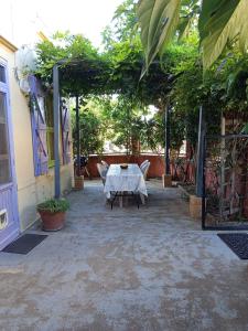 patio con tavolo e sedie di La Cabane des Mouts- Piscine -Clim a Vendres-Plage Altre 28 foto