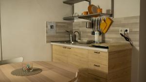 eine Küche mit einem Holztisch und einem Waschbecken in der Unterkunft Vesuvio Home Capodichino in Neapel + 93 Fotos