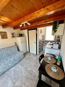 un soggiorno con un divano e un tavolo di Dimora La perla di Mare a Termoli