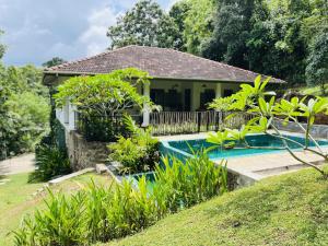 Κήπος έξω από το Villa Kandupamula three bedroom & swimming pool