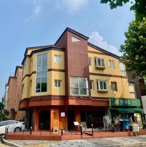 a building on the corner of a street at Kelly House in Goyang