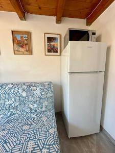 Piccola camera con frigorifero e letto. di Dimora La perla di Mare a Termoli