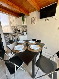 una sala da pranzo con tavolo e sedie neri di Dimora La perla di Mare a Termoli