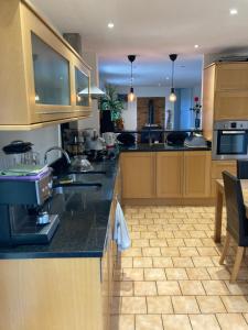 米洛Chambre dans villa cosy avec terrasse的配有木质橱柜和台面的厨房 更多1张照片