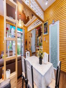 Η κουζίνα ή μικρή κουζίνα στο Chuỗi Villa 7 Phòng Ngủ - Sân Vườn - Chô để ô tô - Trung tâm Đà lạt