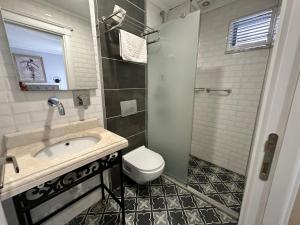 une salle de bain avec un lavabo, des toilettes et une douche dans l'établissement Good Night Hotel Istanbul, à Istanbul