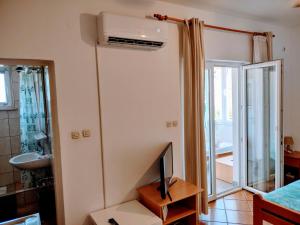 TV a/nebo společenská místnost v ubytování Apartment Studio A2_Medulin