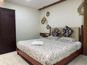 Postel nebo postele na pokoji v ubytování Mayilveedu Guest House