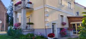 a building with flowers on the side of it at Ring Gästehaus in Zeltweg