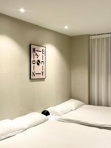two beds sitting next to each other in a bedroom at SSH Ikseon peter cat Hostel in Seoul +44 photos