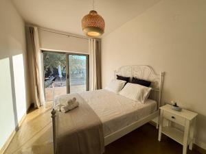 Ένα ή περισσότερα κρεβάτια σε δωμάτιο στο Mekia's beach house