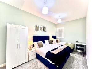 Ένα ή περισσότερα κρεβάτια σε δωμάτιο στο Syster Properties Comfortable Leicester Glen Cottage Stay with Free Parking LE3