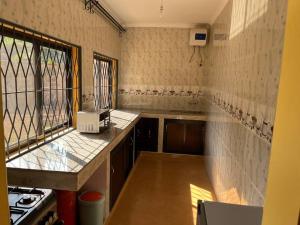 モシにあるChic Kilimanjaro Getaway Spotのキッチン(カウンター、コンロ付)