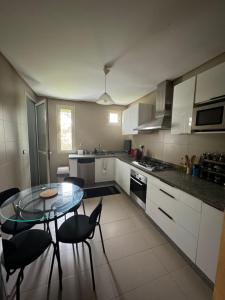 Nhà bếp/bếp nhỏ tại Golf City Prestigia Bouskoura