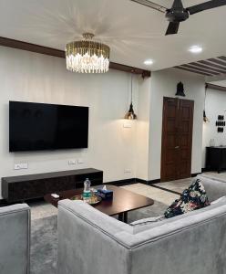 TV a/nebo společenská místnost v ubytování Mayilveedu Guest House