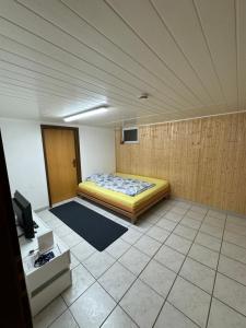 a room with a bed and a tv in it at Täles Monteur Quartier in Deggingen