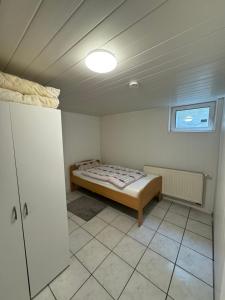 a small bedroom with a bed in a room at Täles Monteur Quartier in Deggingen