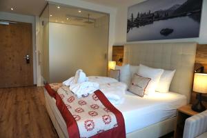 Łóżko lub łóżka w pokoju w obiekcie Hotel Alpenkönigin - Sommer Silvretta Premium Card inklusive