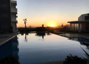 Bazén v ubytování Charmant Appartement avec une vue imprenable nebo v jeho okolí
